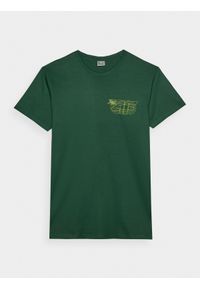 4f - T-shirt regular z nadrukiem męski - zielony. Okazja: na co dzień. Kolor: zielony. Materiał: jersey, dzianina, bawełna. Długość rękawa: krótki rękaw. Długość: krótkie. Wzór: nadruk. Styl: casual, klasyczny, sportowy