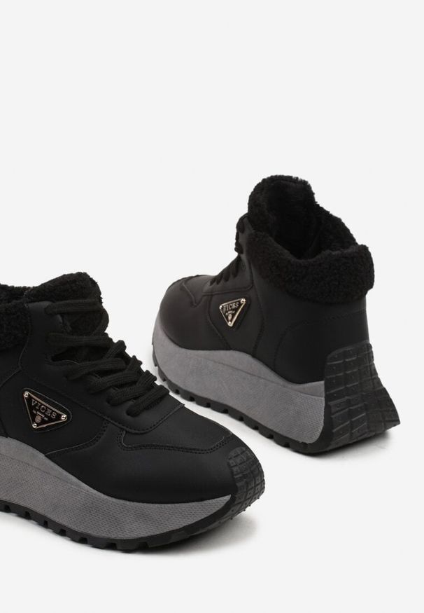 Renee - Czarne Sneakersy Śniegowce Vices na Platformie Ozdobione Trójkątną Aplikacją Ficebia. Okazja: na co dzień. Kolor: czarny. Materiał: jeans, skóra. Wzór: aplikacja. Obcas: na platformie