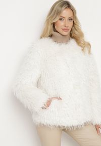 Born2be - Jasnobeżowa Kurtka Futerko na Metalowe Zaczepy Esaliren. Okazja: na co dzień. Kolor: beżowy. Materiał: futro. Styl: klasyczny, casual, elegancki #1