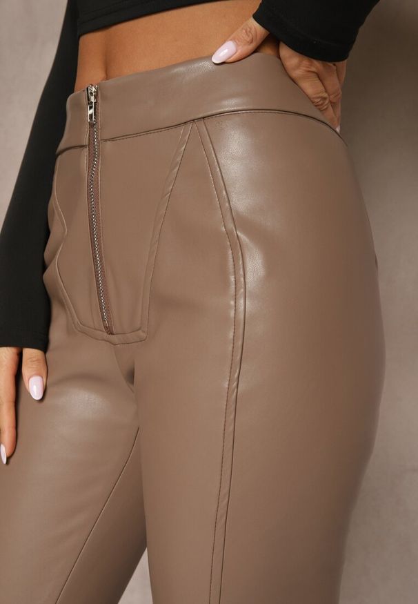 Renee - Beżowe Spodnie High Waist z Ekoskóry z Ozdobnym Suwakiem i Ociepleniem Ilanilith. Okazja: na co dzień. Stan: podwyższony. Kolor: beżowy. Styl: elegancki, casual