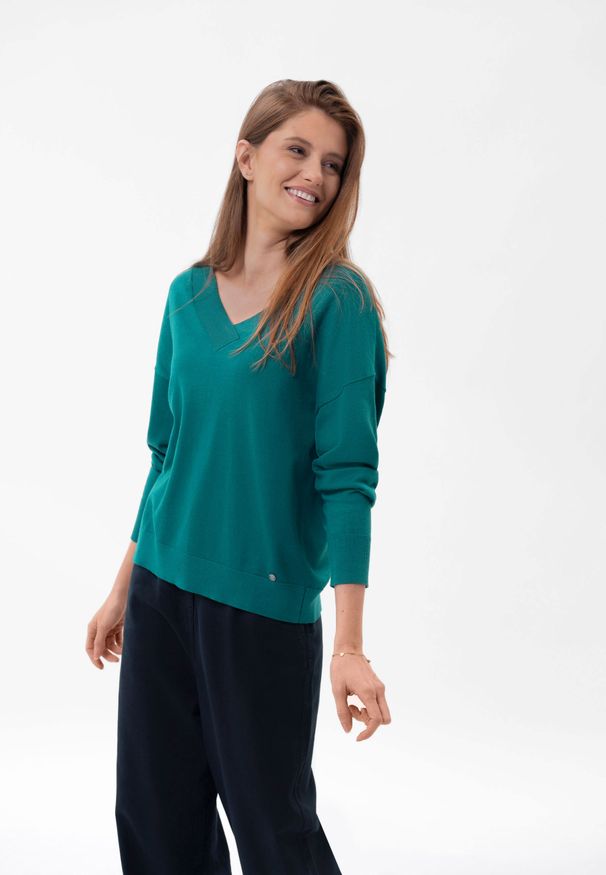 Volcano - Luźny sweter z dekoltem w serek S-JOY. Okazja: na co dzień. Typ kołnierza: dekolt w serek. Materiał: prążkowany, dzianina, jeans. Długość: krótkie. Wzór: gładki. Styl: casual, elegancki