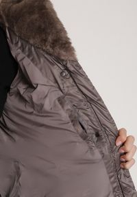 Born2be - Szara Długa Kurtka Ozdobiona Pikowaniem z Nieodpinanym Kapturem i Paskiem Lidaveia. Okazja: na co dzień. Kolor: szary. Materiał: jeans. Długość: długie. Wzór: aplikacja. Styl: klasyczny, casual, elegancki #2