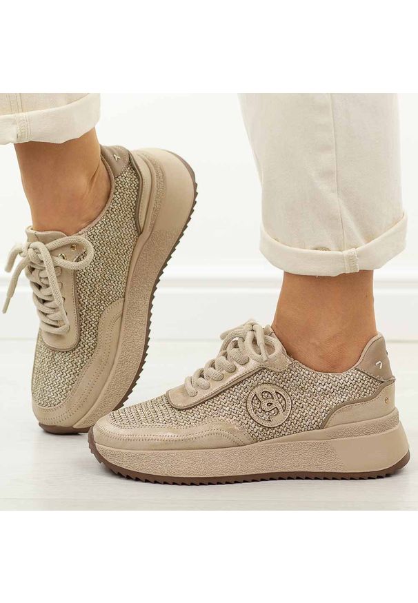 Złote skórzane sneakersy damskie Jezzi Ol39-5. Okazja: na co dzień. Nosek buta: okrągły. Zapięcie: sznurówki. Kolor: złoty. Materiał: skóra. Szerokość cholewki: normalna. Sezon: wiosna, jesień, lato. Styl: casual, elegancki, sportowy, klasyczny
