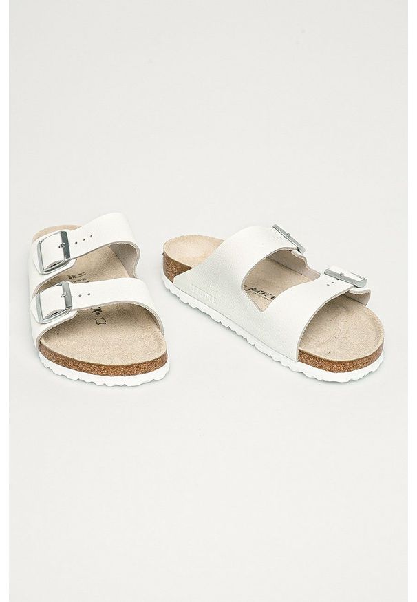 Birkenstock - Klapki zamszowe Arizona. Kolor: biały. Materiał: zamsz. Wzór: gładki. Obcas: na obcasie. Wysokość obcasa: niski