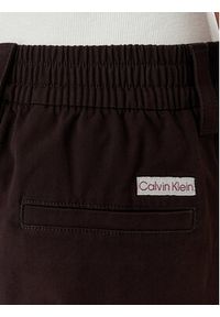 Calvin Klein Jeans Spodnie cargo LV047F623G Brązowy ciemny Relaxed Fit. Kolor: brązowy. Materiał: bawełna #4