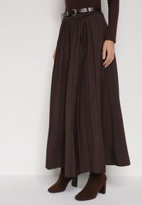 Born2be - Brązowa Wiskozowa Spódnica o Rozkloszowanym Kroju z Paskiem z Klamrą Lawedisa. Okazja: na co dzień, do pracy, na spotkanie biznesowe. Kolor: brązowy. Materiał: wiskoza. Styl: biznesowy, klasyczny, casual, elegancki #1