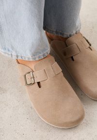 Renee - Beżowe Klapki Typu Chodaki z Zamszu Naturalnego z Klamrą Meridnore. Kolor: beżowy. Materiał: zamsz. Sezon: lato. Styl: elegancki #6