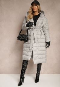 Renee - Szara Kurtka z Pikowanym Przeszyciem i Kapturem Zapinana na Napy i Wiązana w Talii Tiliola. Okazja: na co dzień, na spacer. Kolor: szary. Materiał: jeans. Styl: wizytowy, klasyczny, elegancki, casual #3