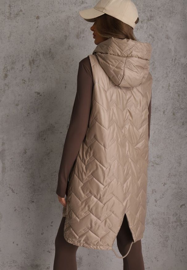 Renee - Brązowa Długa Pikowana Kamizelka z Kapturem i Ozdobną Naszywką Mentape. Typ kołnierza: kaptur. Kolor: brązowy. Długość: długie. Wzór: aplikacja. Styl: sportowy