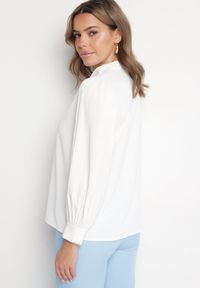 Born2be - Biała Bluzka z Bufiastymi Rękawami i Wiązaniem przy Szyi Gonithra. Okazja: na co dzień. Kolor: biały. Materiał: jeans. Styl: klasyczny, casual #7