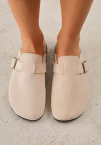 Renee - Beżowe Klapki Chodaki Ozdobione Paskiem z Klamrą Ploraria. Okazja: na co dzień. Kolor: beżowy. Materiał: jeans. Wzór: aplikacja. Styl: retro, casual #7