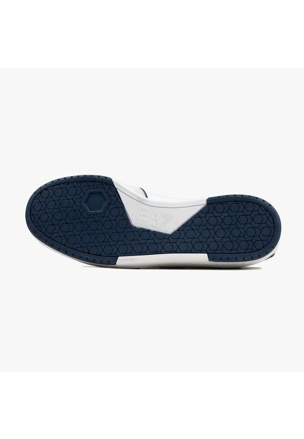 Buty sportowe męskie EA7 Emporio Armani (X8X073 XK176 N091). Okazja: na co dzień. Wysokość cholewki: przed kostkę. Kolor: biały. Materiał: zamsz, dresówka, jeans, skóra, guma, materiał. Szerokość cholewki: normalna