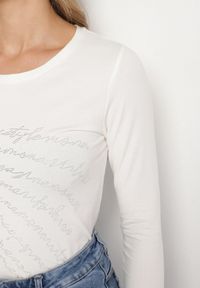 Born2be - Biała Bluzka z Bawełny Ozdobiona Cyrkoniowym Napisem Velutila. Okazja: na co dzień. Kolor: biały. Materiał: bawełna. Wzór: napisy, aplikacja. Styl: casual, elegancki #4