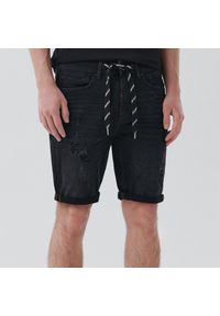 Cropp - Jeansowe szorty z dziurami - Czarny. Kolor: czarny. Materiał: jeans