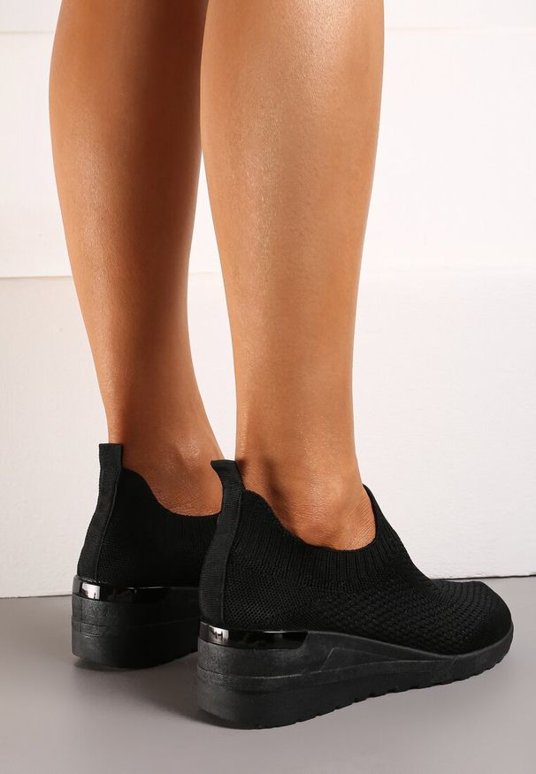 Renee - Czarne Buty Sportowe Mellasia. Kolor: czarny. Materiał: materiał. Szerokość cholewki: normalna. Wzór: aplikacja. Obcas: na koturnie