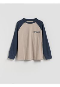 Reserved - Bawełniany longsleeve z nadrukiem - kremowy. Kolor: kremowy. Materiał: bawełna. Długość rękawa: długi rękaw. Wzór: nadruk