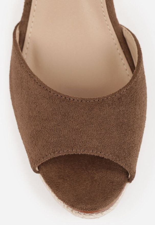 Renee - Brązowe Boho Sandały VICES na Koturnie Zdobionym Plecionką Hiseise. Okazja: na spacer. Kolor: brązowy. Wzór: aplikacja. Sezon: lato. Obcas: na koturnie. Styl: boho