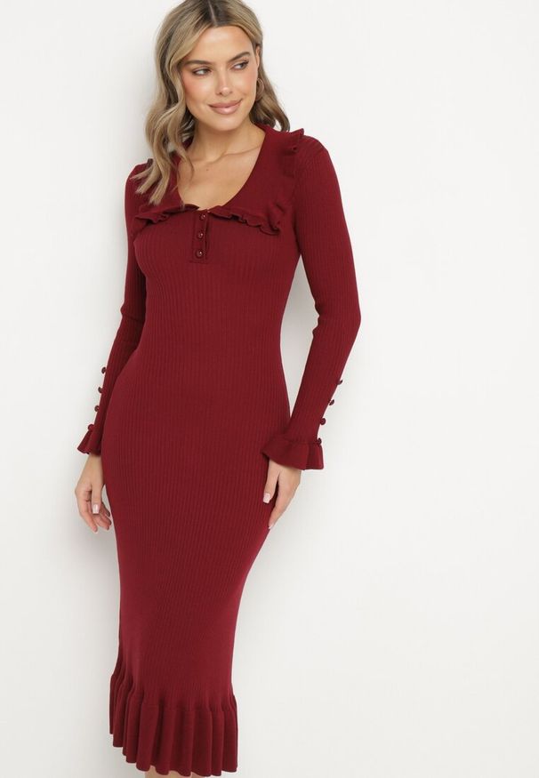 Born2be - Bordowa Prążkowana Sukienka Midi z Kołnierzykiem z Guzikami i Falbanką Prestaria. Okazja: do pracy, na spotkanie biznesowe. Kolor: czerwony. Materiał: prążkowany. Styl: biznesowy. Długość: midi