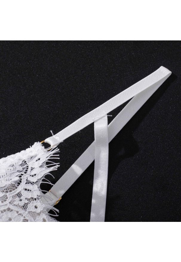 Intica - Komplet bielizny koronkowej z eleganckimi detalami Shaquana. Kolor: biały. Materiał: koronka. Wzór: koronka