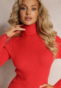 Renee - Czerwona Dopasowana Sukienka z Golfem i Prążkowanej Dzianiny Mariase. Typ kołnierza: golf. Kolor: czerwony. Materiał: dzianina, prążkowany. Długość rękawa: długi rękaw. Typ sukienki: dopasowane. Długość: mini #4