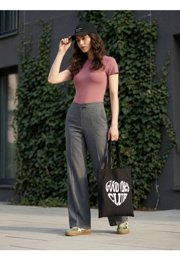 Sinsay - Gładkie body basic z krótkim rękawem - Inny. Długość rękawa: krótki rękaw. Długość: krótkie. Wzór: gładki