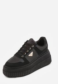 Renee - Czarne Chunky Sneakersy z Trójkątną Aplikacją VICES na Platformie Cezaline. Kolor: czarny. Materiał: jeans. Wzór: aplikacja. Obcas: na platformie #5