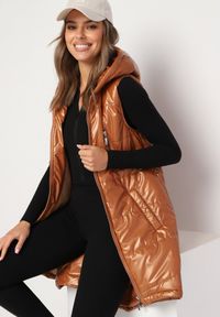 Born2be - Brązowa Długa Kamizelka z Kapturem Ozdobiona Imitacją Kieszeni Mavaria. Typ kołnierza: kaptur. Kolor: brązowy. Materiał: jeans. Długość: długie. Wzór: aplikacja. Sezon: wiosna, jesień. Styl: elegancki, sportowy, klasyczny #1