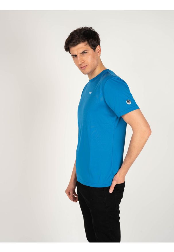 North Sails X Prada T-shirt "Mistral" | 45 2303 000 | T-shirt Mistral | Mężczyzna | Niebieski. Okazja: na co dzień. Kolor: niebieski. Materiał: poliester. Wzór: aplikacja, nadruk. Styl: casual