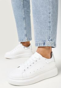 Born2be - Biało-Srebrne Sneakersy Sondos. Nosek buta: okrągły. Kolor: biały. Materiał: skóra ekologiczna. Szerokość cholewki: normalna. Obcas: na platformie #3