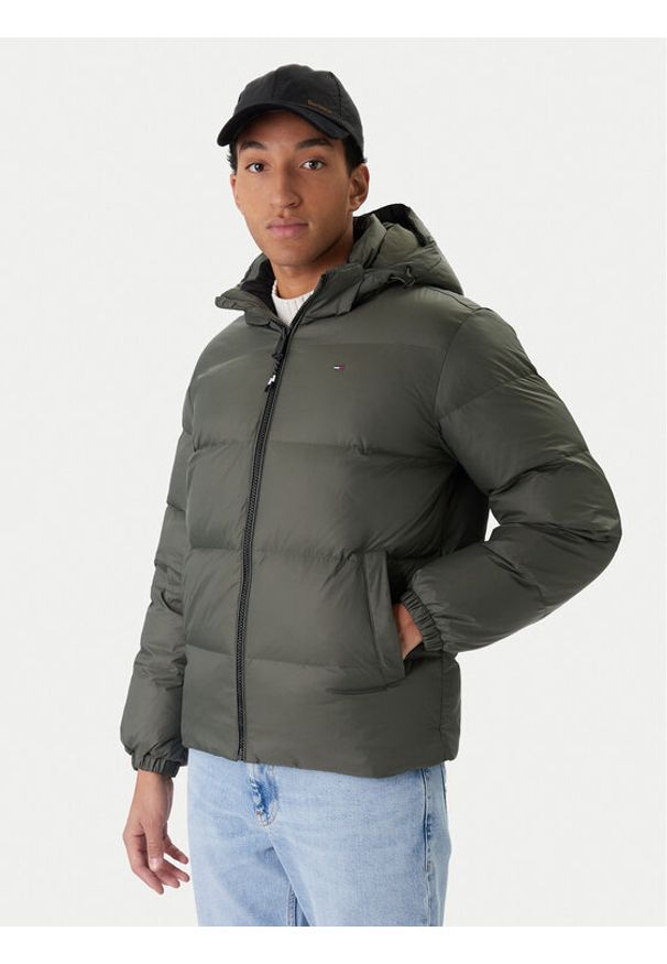 Tommy Jeans Kurtka puchowa Essential DM0DM19786 Zielony Regular Fit. Kolor: zielony. Materiał: syntetyk