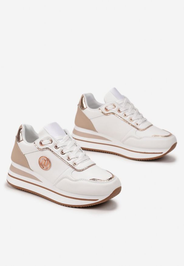 Born2be - Biało-Szampańskie Sneakersy na Platformie z Lamówką Ozdobione Naszywką Liseart. Kolor: biały. Wzór: aplikacja. Obcas: na platformie