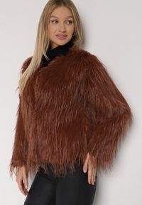 Born2be - Brązowa Kurtka Futrzana o Prostym Kroju Zapinana na Haftki Siarale. Okazja: na co dzień. Kolor: brązowy. Materiał: futro. Długość rękawa: długi rękaw. Długość: długie. Styl: casual, elegancki #1