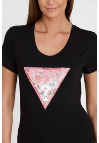 Guess - GUESS Czarny t-shirt Satin Triangle Tee. Kolor: czarny