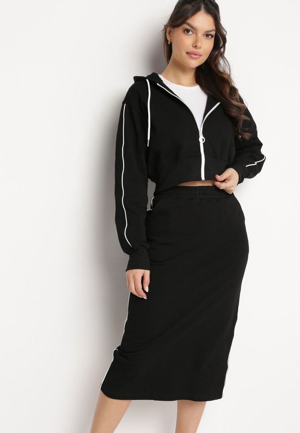 Born2be - Czarny Komplet ze Spódnicą Ołówkową i Krótką Bluzą z Kapturem Xordia. Kolor: czarny. Wzór: aplikacja