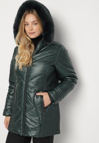 Born2be - Ciemnozielona Kurtka z Pikowanymi Przeszyciami i Kapturem z Futerkiem Vevea. Okazja: na spotkanie biznesowe, do pracy, na co dzień, na spacer. Kolekcja: plus size. Kolor: zielony. Materiał: futro. Styl: biznesowy, casual, elegancki