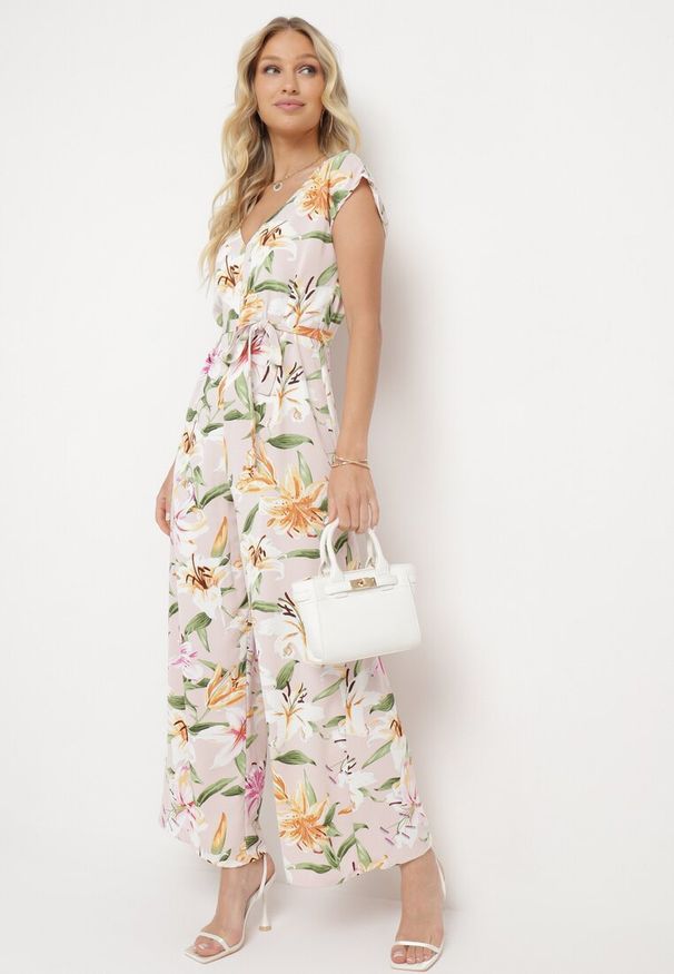 Born2be - Jasnoróżowy Kombinezon Arola. Kolor: różowy. Materiał: materiał, tkanina. Długość rękawa: na ramiączkach. Długość: długie. Wzór: aplikacja