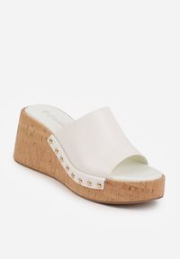 Born2be - Białe Klapki na Koturnie i Platformie z Korka Ozdobione Nitami Fyserlienne. Okazja: na co dzień, do pracy. Kolor: biały. Materiał: jeans, len. Wzór: aplikacja. Obcas: na koturnie. Styl: casual #4