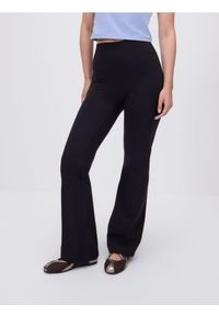 Reserved - Spodnie flare - czarny. Kolor: czarny. Materiał: dzianina #1