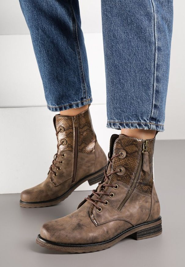 Renee - Brązowe Botki w Stylu Workerów z Ozdobnym Suwakiem i Wężową Wstawką Vemalora. Okazja: na co dzień. Kolor: brązowy. Materiał: jeans, skóra. Styl: klasyczny, casual, elegancki