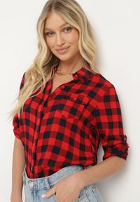 Born2be - Czarno-Czerwona Koszula z Wiskozy w Kratkę z Podpinanymi Rękawami Utta. Okazja: na co dzień. Kolor: czarny. Materiał: wiskoza. Wzór: kratka. Styl: casual