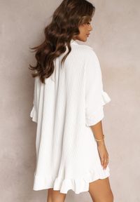 Renee - Biała Mini Sukienka Zapinana na Guziki z Kołnierzykiem Ozdobiona Plisami Steplia. Typ kołnierza: kołnierz z falbankami. Kolor: biały. Wzór: aplikacja. Styl: elegancki. Długość: mini #5