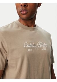 Calvin Klein Jeans T-Shirt LV04RG822G Beżowy ciemny Regular Fit. Kolor: beżowy. Materiał: bawełna #4