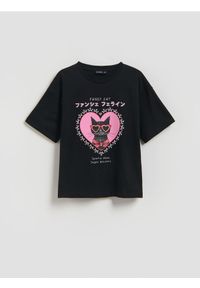 Reserved - Luźny t-shirt z nadrukiem - czarny. Kolor: czarny. Materiał: bawełna. Wzór: nadruk