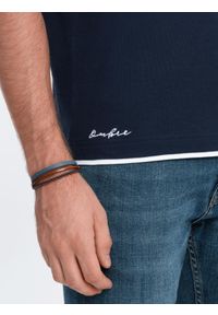 Ombre Clothing - Bawełniana męska koszulka polo z kontrastowymi wykończeniami – granatowa V4 - Rozmiar: M. Typ kołnierza: polo. Kolor: niebieski. Materiał: bawełna. Wzór: haft #9