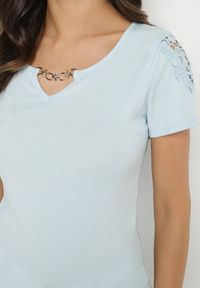 Born2be - Jasnoniebieski Bawełniany T-shirt z Łańcuszkiem i Koronką Liraveira. Okazja: na co dzień. Typ kołnierza: okrągły. Kolor: niebieski. Materiał: bawełna, koronka. Długość rękawa: krótki rękaw. Długość: krótkie. Wzór: koronka. Styl: klasyczny, elegancki, casual