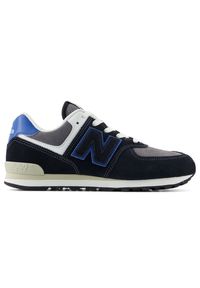 Buty dziecięce New Balance GC574QRB – czarne. Okazja: na co dzień, na uczelnię. Kolor: czarny. Materiał: zamsz, materiał, syntetyk. Szerokość cholewki: normalna. Model: New Balance 574. Sport: turystyka piesza