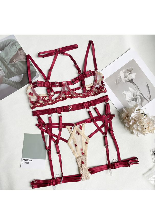 Intica - Komplet bielizny z regulowanymi paskami na romantyczne wieczory Cherrie. Kolor: czerwony. Materiał: materiał, skóra. Wzór: paski