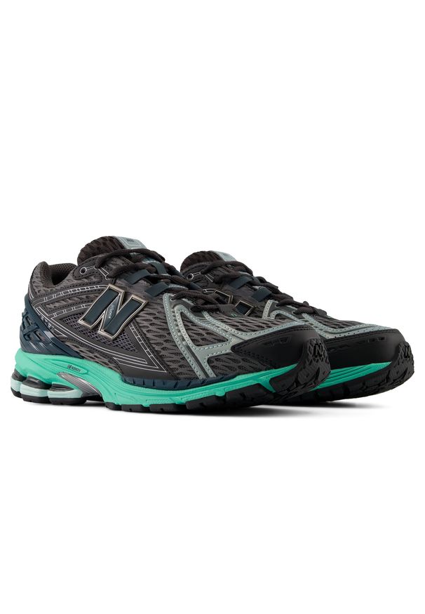 Buty unisex New Balance U19068O6 – czarne. Kolor: czarny. Materiał: syntetyk, włókno, materiał, poliester, puch, guma. Szerokość cholewki: normalna. Technologia: Primaloft. Sport: turystyka piesza