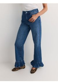 Reserved - Jeansy wide leg z falbankami - niebieski. Kolor: niebieski #1