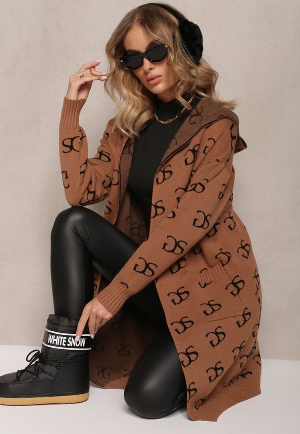Renee - Brązowy Kardigan Niezapinany w Modny Nadruk z Kieszeniami i Kapturem Permila. Kolor: brązowy. Wzór: nadruk. Sezon: zima, jesień. Styl: elegancki